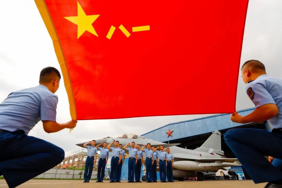 因战而生向战而行我与军旗合个影