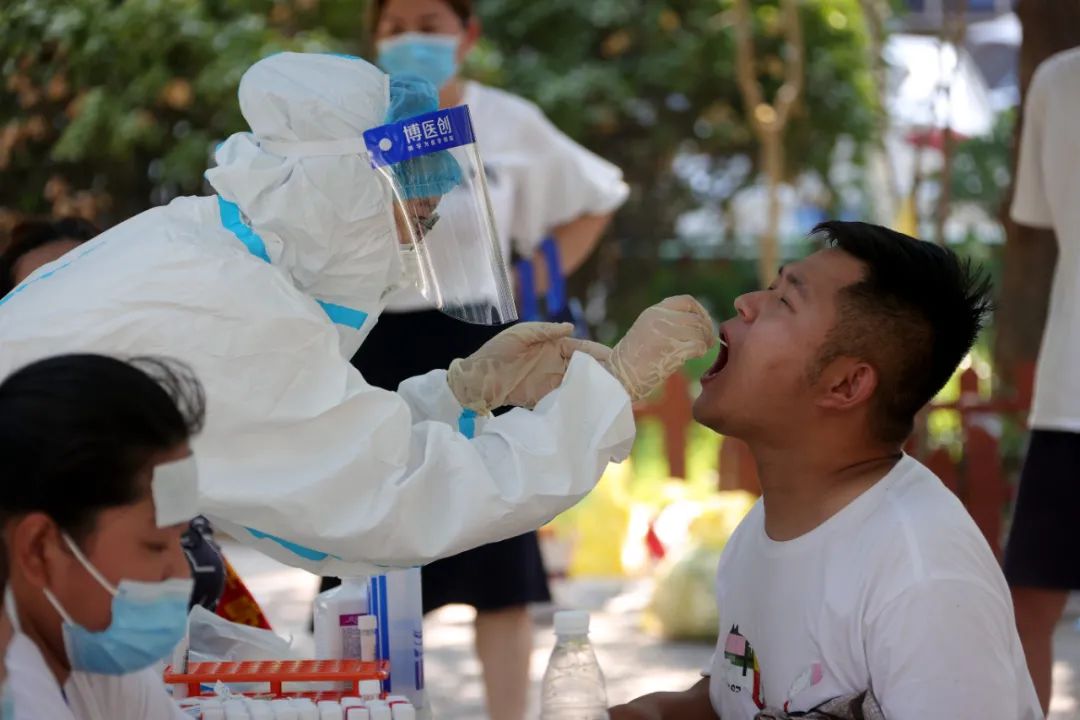 △7月31日，河南郑州，居民排队进行核酸检测。