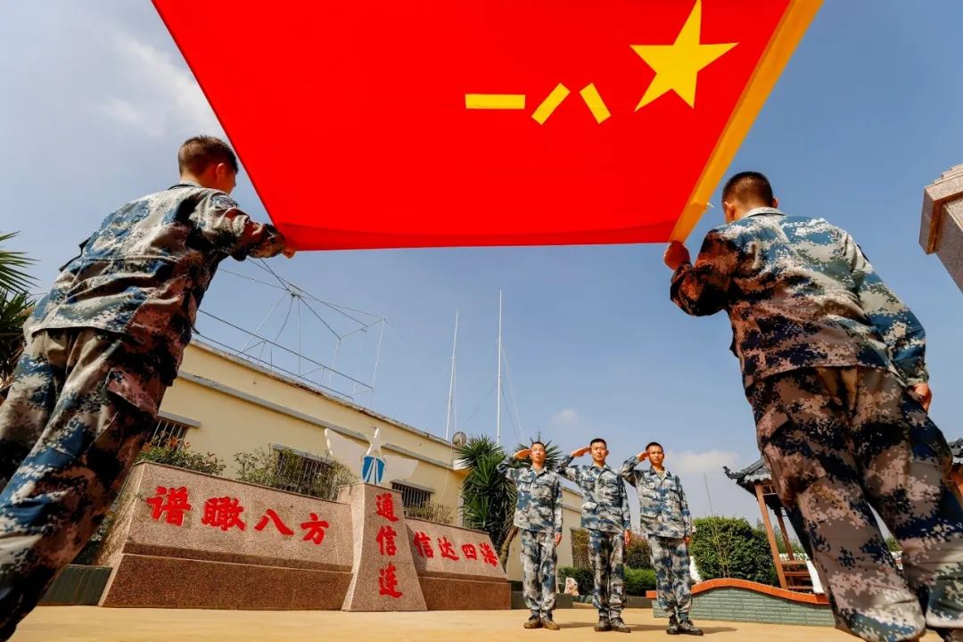 因战而生向战而行我与军旗合个影