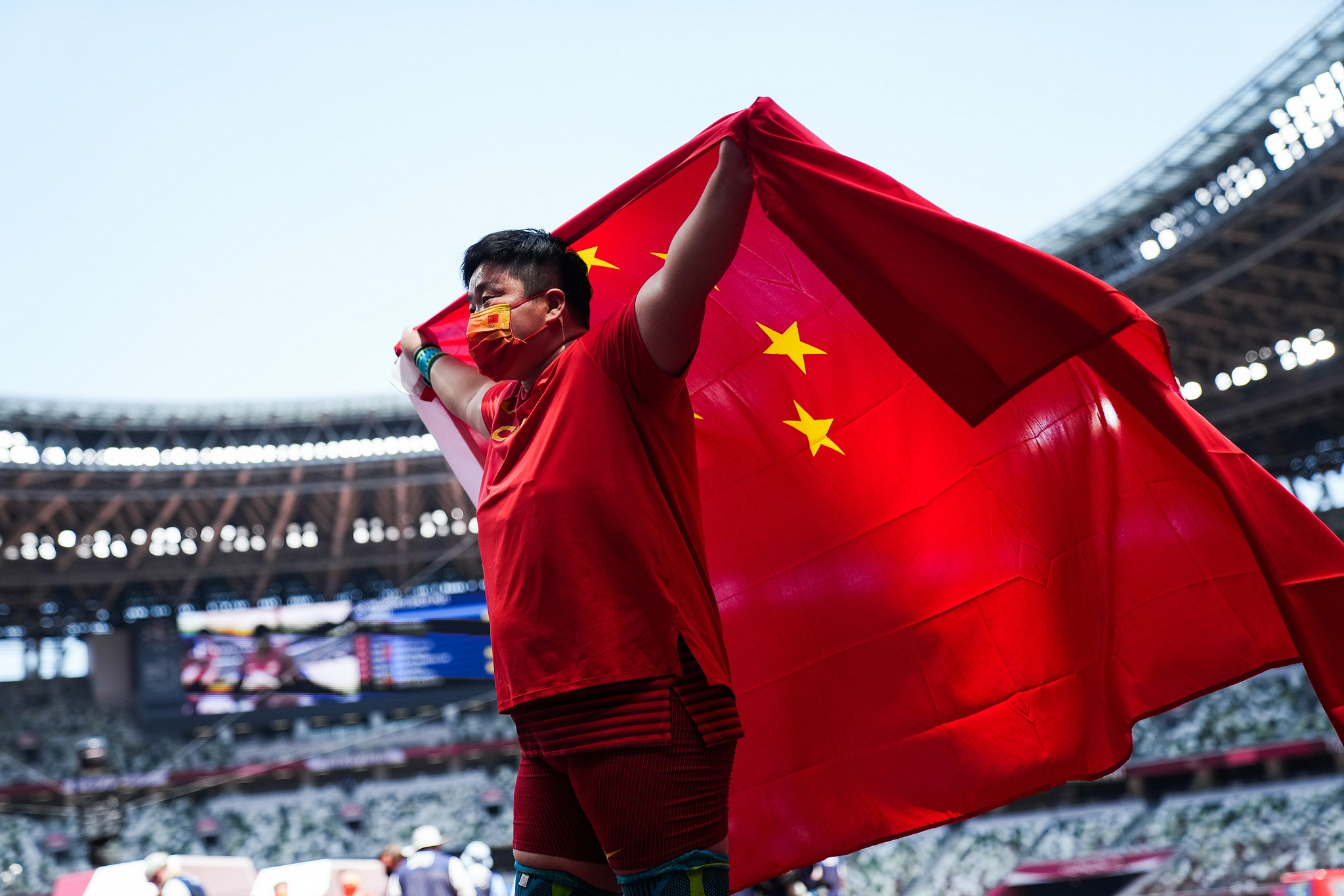 巩立姣今日夺金后身披国旗 图自视觉中国