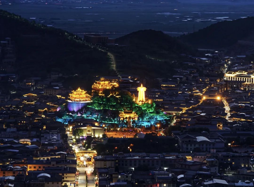 图为夜里的香格里拉独克宗古城璀璨夺目.和晓燕 摄