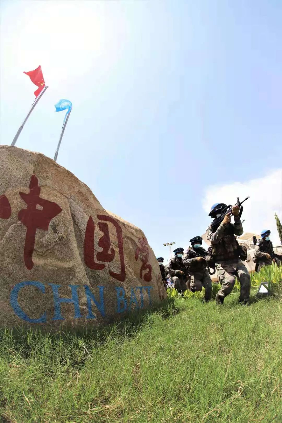 致敬！140名中国蓝盔获“联合国和平荣誉勋章”