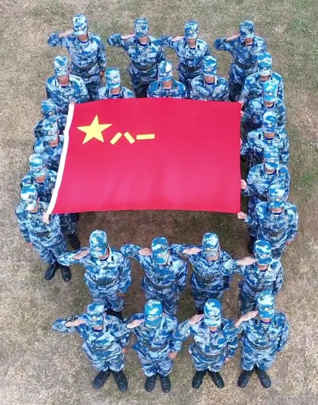 因战而生向战而行我与军旗合个影