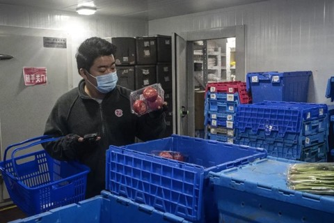 每日优鲜员工在仓库打包订单.