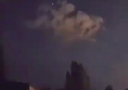 国外网友拍到不明物体在空中爆炸：绿色亮光照亮整个天空