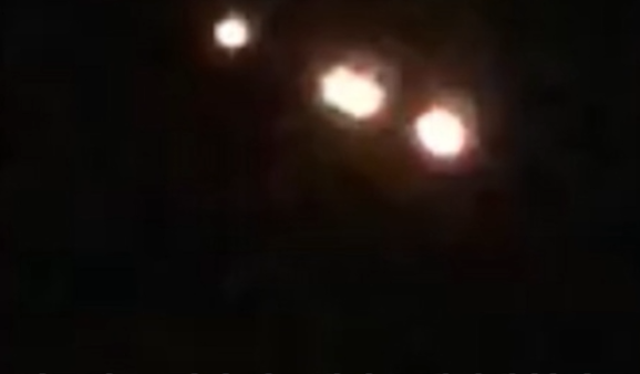 Ufo编队现身韩国上空 发出耀眼橙光分裂后瞬间消失 Ufo 韩国 新浪军事 新浪网 Ufo编队现身韩国上空 发出耀眼橙光分裂后瞬间消失 Ufo 韩国 新浪军事 新浪网