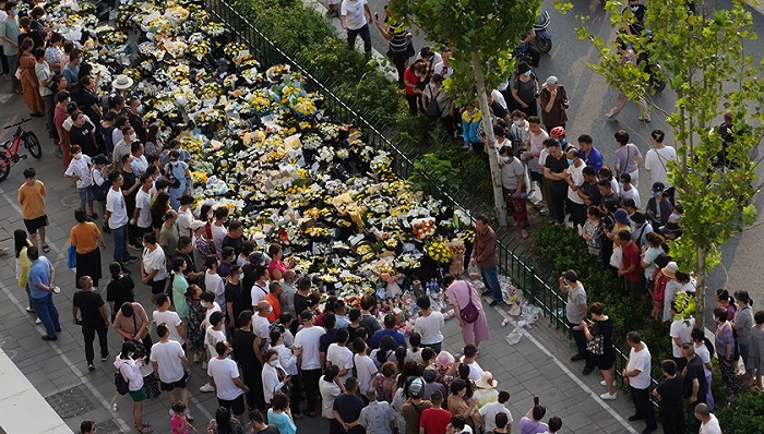 郑州市民悼念遇难者。图片来源：视觉中国