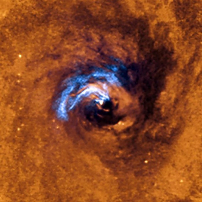 天文学家发现尘埃丝被超大质量黑洞吞噬的过程