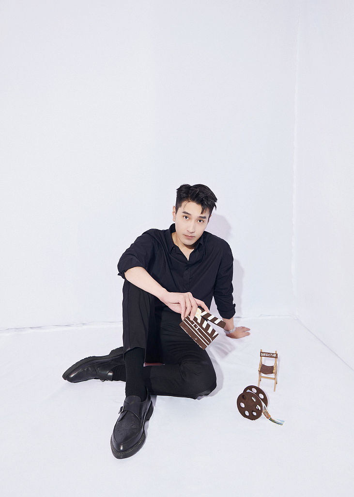 赵又廷极简黑白造型清爽内敛 手持迷你场记板眼神清澈气场满分