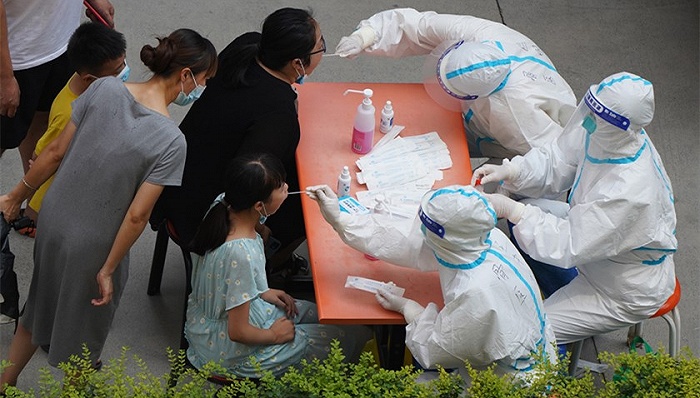 郑州市民在做核酸检测.图片来源:视觉中国