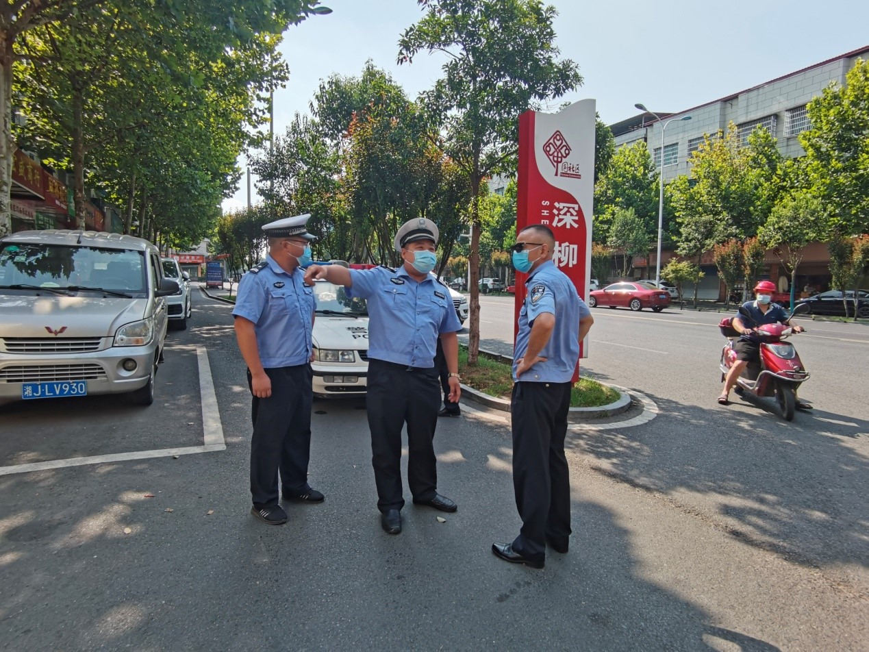 安乡:交警大队长何勇慰问疫情防控执勤点民辅警