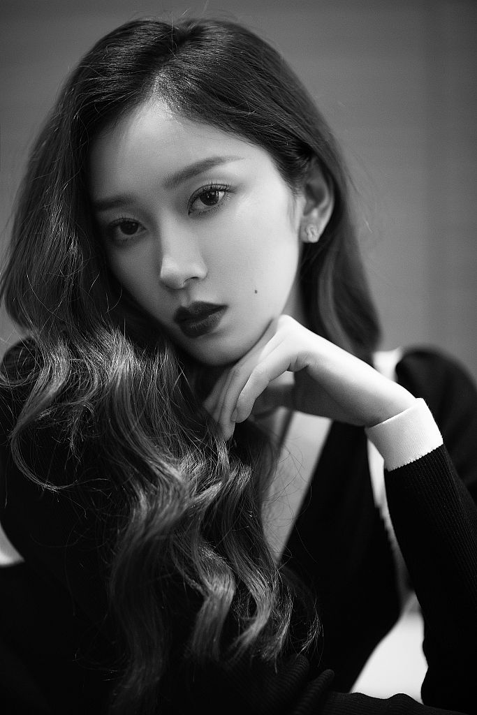 刘令姿时尚写真显优越头身比 眉颦笑浅皆可入画优雅