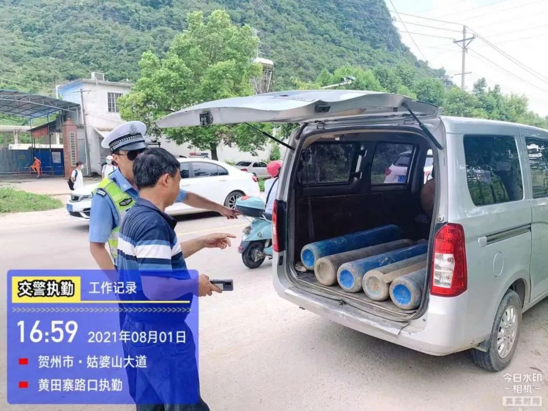 货厢打开的瞬间 交警都慌了 竟然有这么多 含视频 手机新浪网