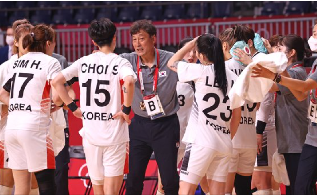 连说三遍“丢脸”，韩国教练奥运赛场边训斥队员惹争议，有人要求他辞职！