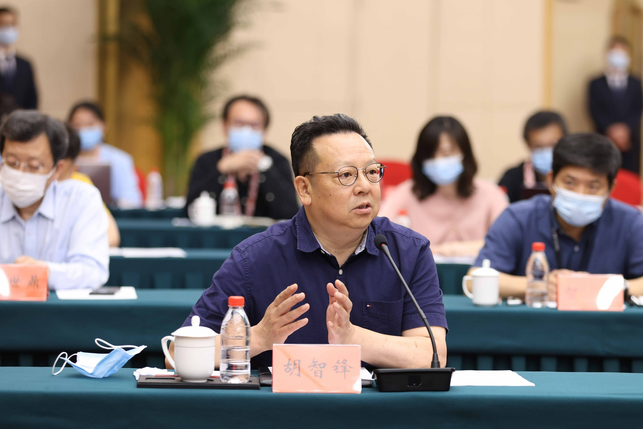 24集大型文献专题片敢教日月换新天创作座谈会在京举行