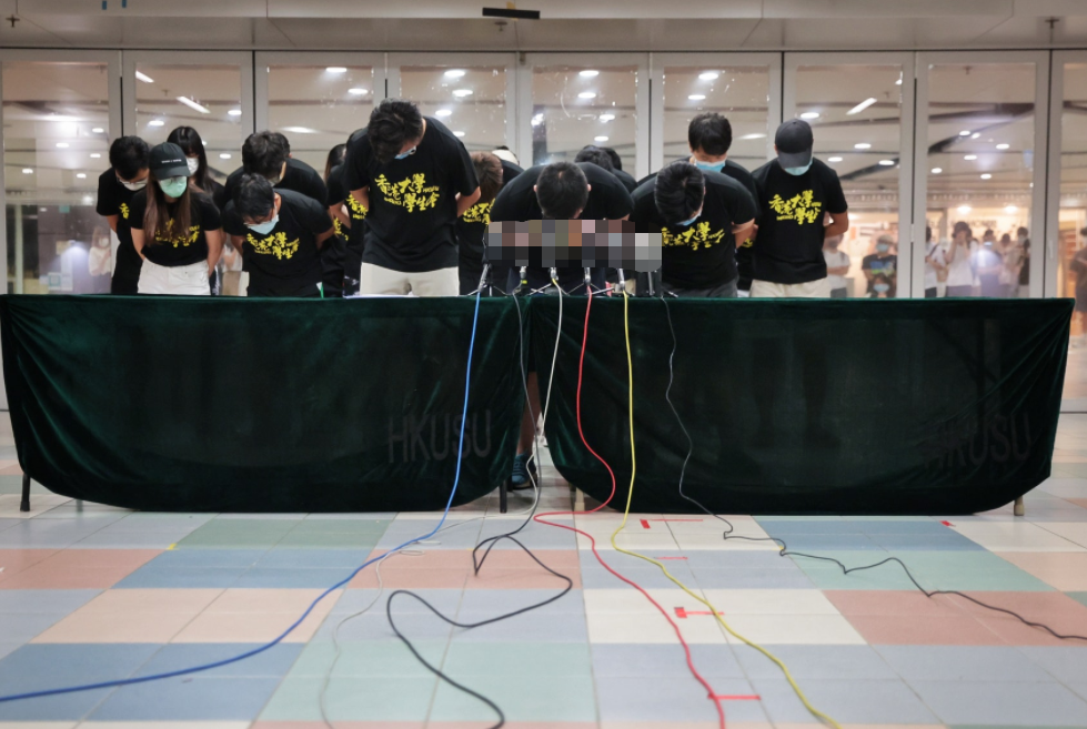 港大学生会干事会会长郭永皓等鞠躬道歉,图自港媒。