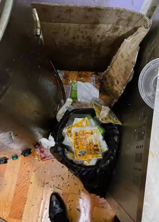 美团外卖"蒲城中式菜肴热销榜第1名",现场操作间,后厨环境脏乱差,垃圾