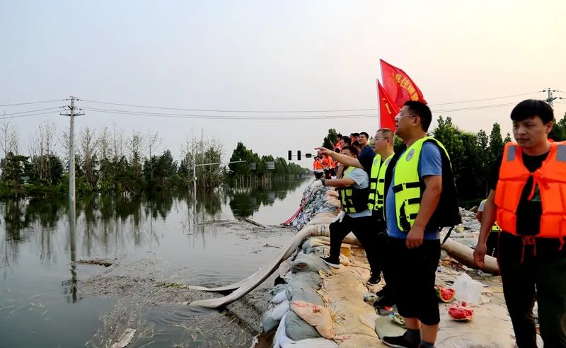 市场监管局突击队在浚县西陈村快速通道口