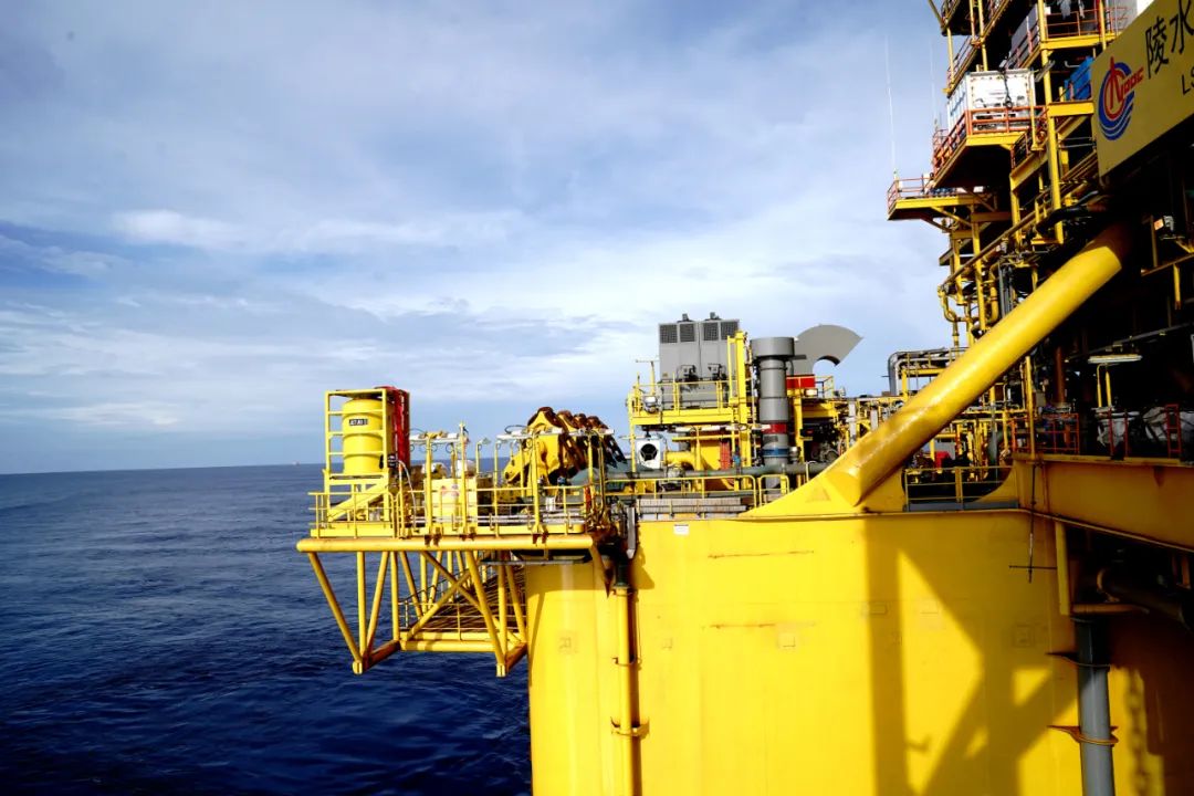 我国自主研发建造的十万吨级深水半潜式生产储油平台——中国海油“深海一号”能源站。新华社记者 张建松 摄