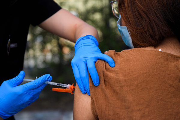 外媒:美国FDA预计将在9月初制定新冠疫苗加强剂战略
