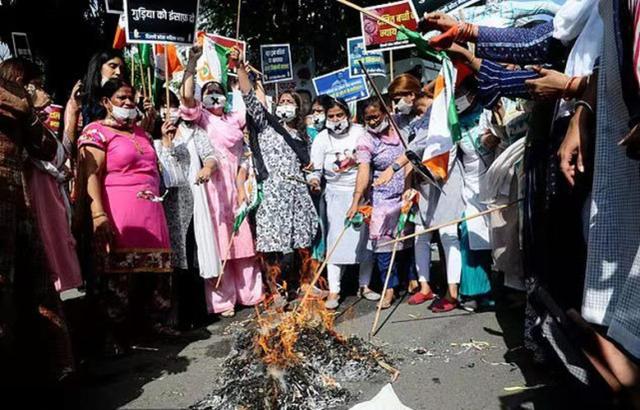 抗议者焚烧莫迪画像（图源：印媒）