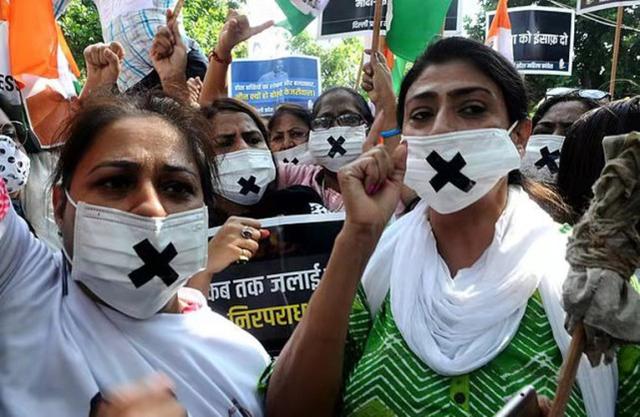 印度9岁“贱民”女童被指遭奸杀，首都爆发抗议，莫迪肖像被烧