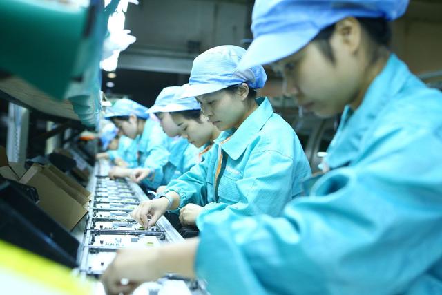 在贵阳海信电子车间里,工作人员正在智能电视机生产流水线上认真监控