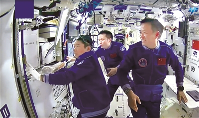 图为航天员聂海胜、刘伯明、汤洪波在开展实验操作。