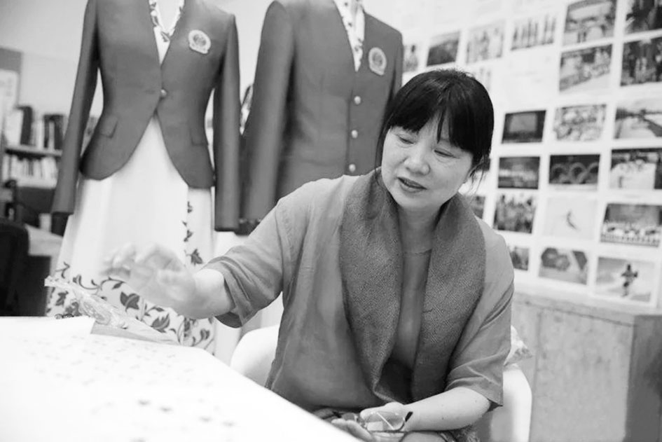 北京服装学院贺阳教授在介绍中国体育代表团礼服设计理念