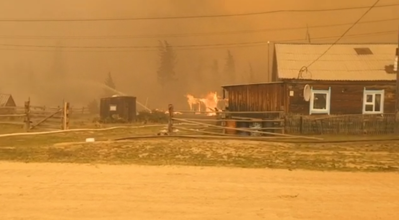 ​俄罗斯萨哈共和国森林火灾持续 20多座民房被烧