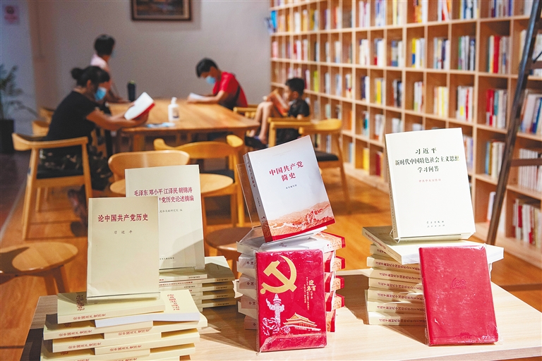 党史书籍摆进游览区_新浪新闻