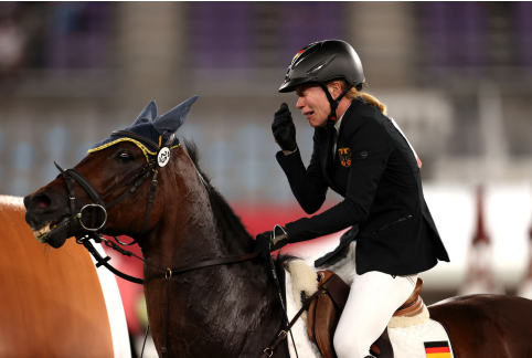 德国运动员因马不配合在马背上痛哭，网友发现马的表情亮了！