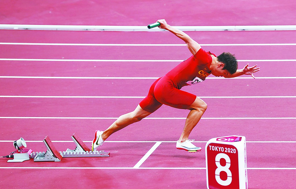 担任第一棒的汤星强在男子4×100米决赛中起跑.