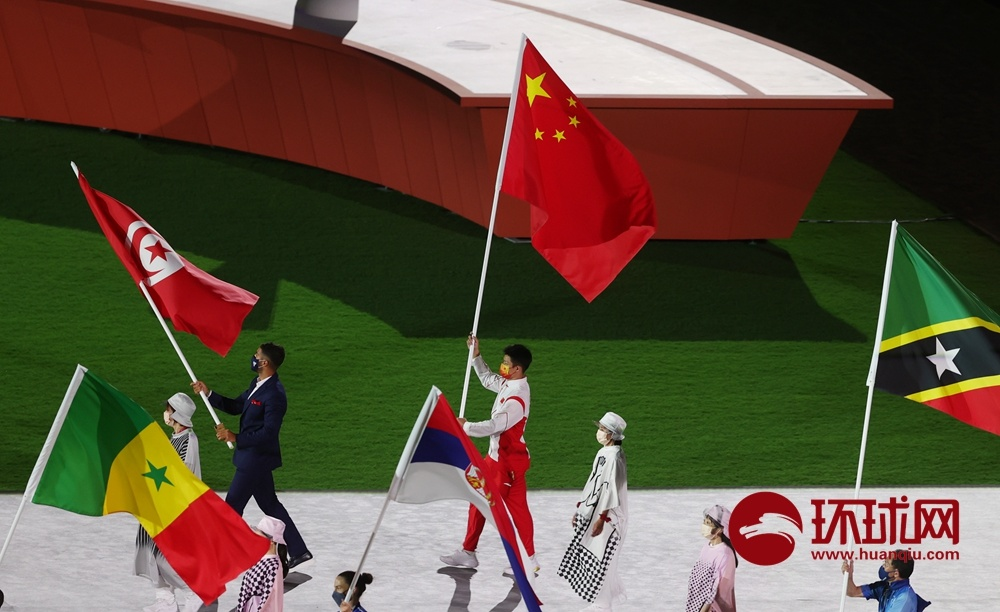 东京奥运会闭幕式上苏炳添高举五星红旗入场，网友瞬间沸腾：“还是中国国旗最好看” ！