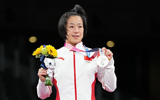 不敌日本代表团旗手孙亚楠女子自由式摔跤摘银