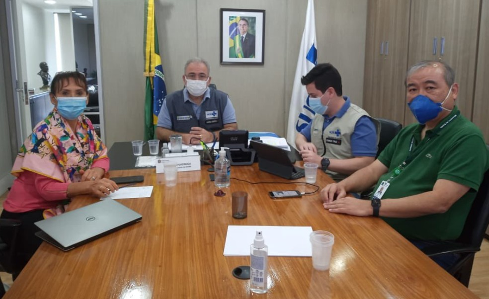 △巴西卫生部长凯罗加（左二）宣布卫生部的决定（图片来自巴西环球网）