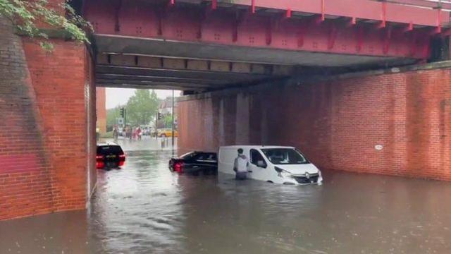 伦敦暴雨引发洪水 图源：英国媒体