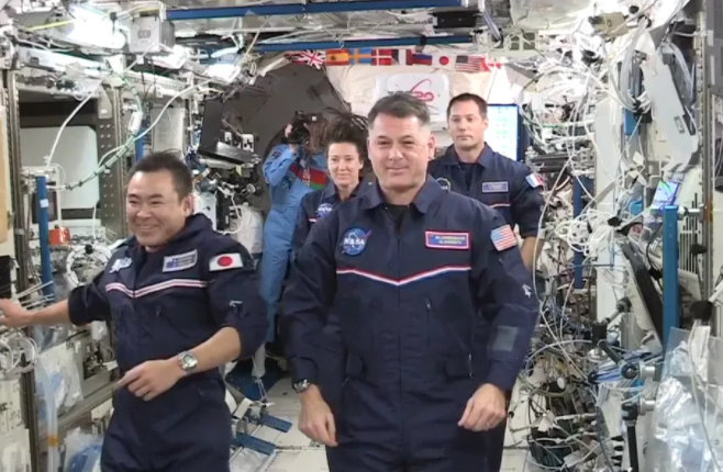 国际空间站宇航员在“太空奥运会”上展示零重力动作