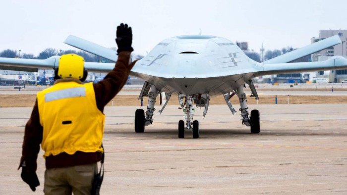 波音公司模拟测试使用无人机在飞行中为飞机加注燃料