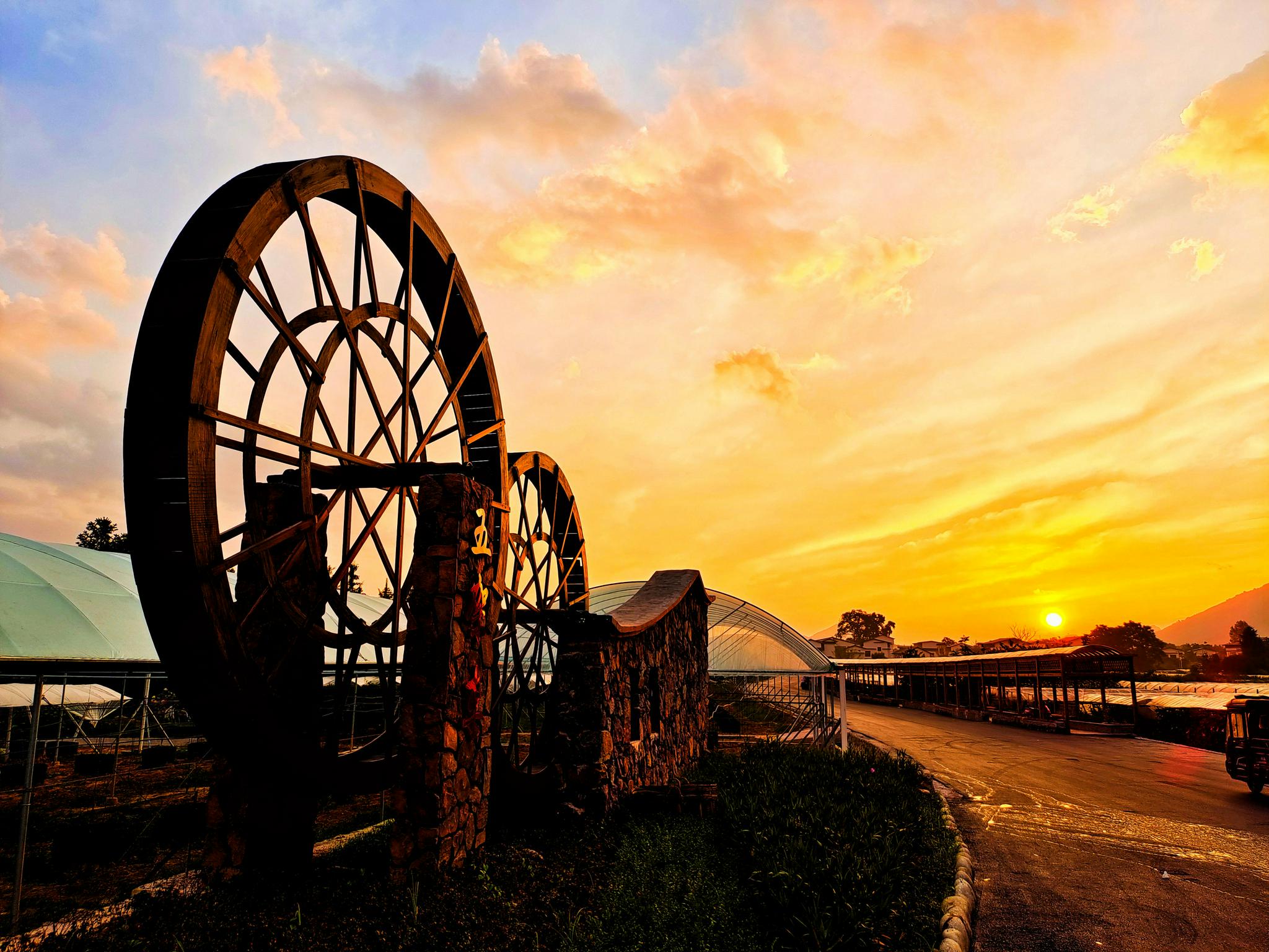 兴安县溶江镇五架车村立秋之晨,展现的是新农村新气象.