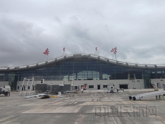 赤峰机场改扩建工程登机桥开始安装