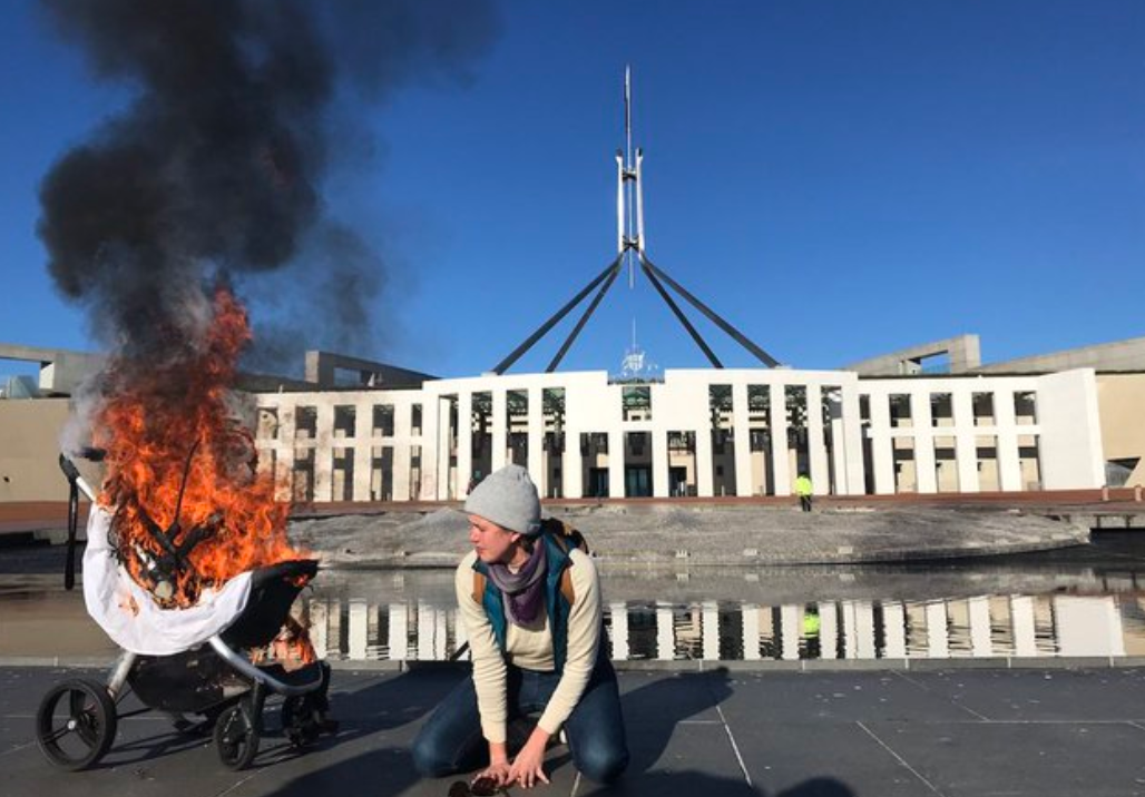 澳大利亚抗议者在议会大厦前广场焚烧婴儿车