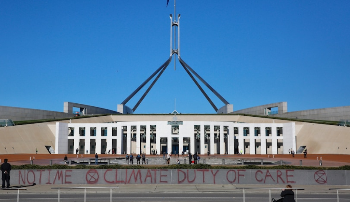 抗议者在澳大利亚议会大厦入口处喷涂标语（图自社交媒体，下同）