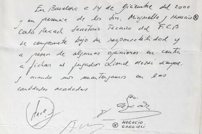 ·2000年12月14日，巴萨教练用一张纸巾和梅西签下了合同。