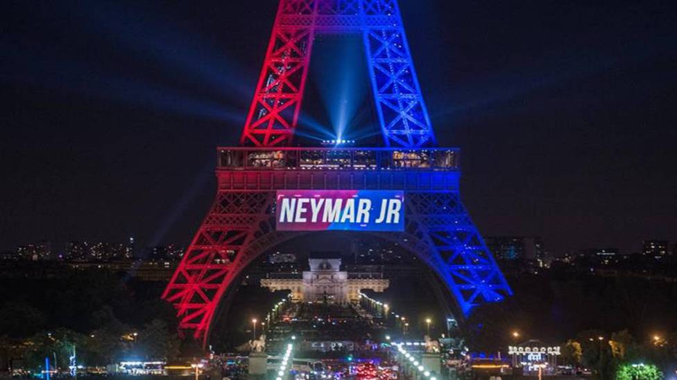 （2017年8月签约内马尔，铁塔变色成了PSG的红蓝两色，并打出内马尔名字）