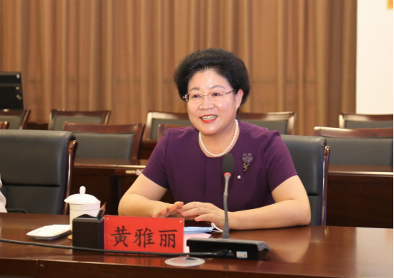 自治区党委教育工委书记,教育厅党组书记,厅长黄雅丽出席签约仪式.