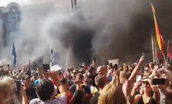 立陶宛議會外示威人群