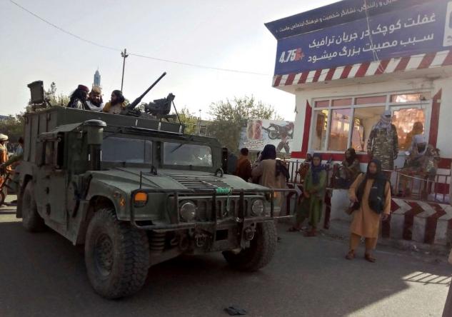 塔利班战士在阿富汗北部昆都士市的一个检查站站岗（图源：外媒）