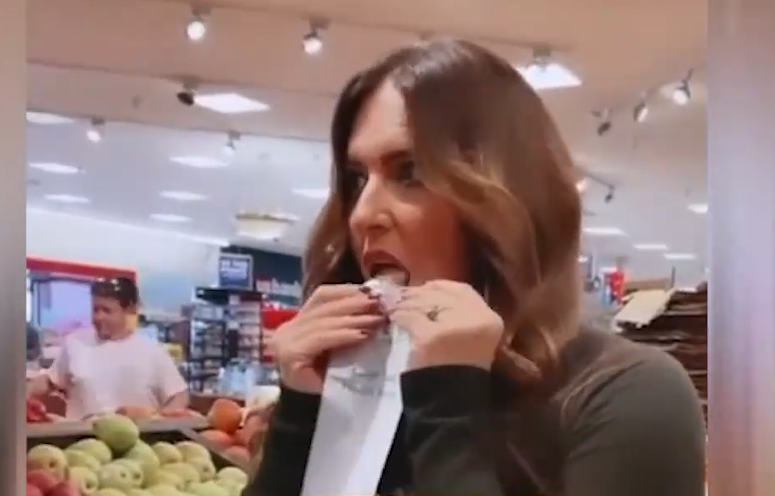 美国一女子超市舔商品自证不怕新冠：塑料袋、购物车、门把手无一幸免
