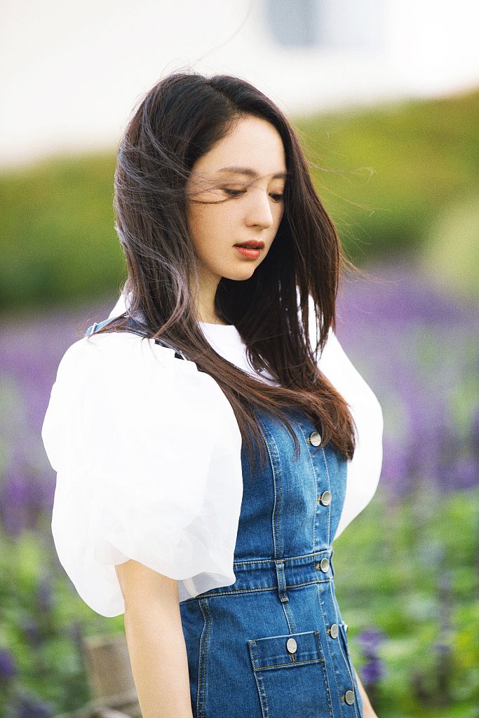 美到心空! 董璇长发披肩甜笑粲然 泡泡袖配背带裙清纯靓丽